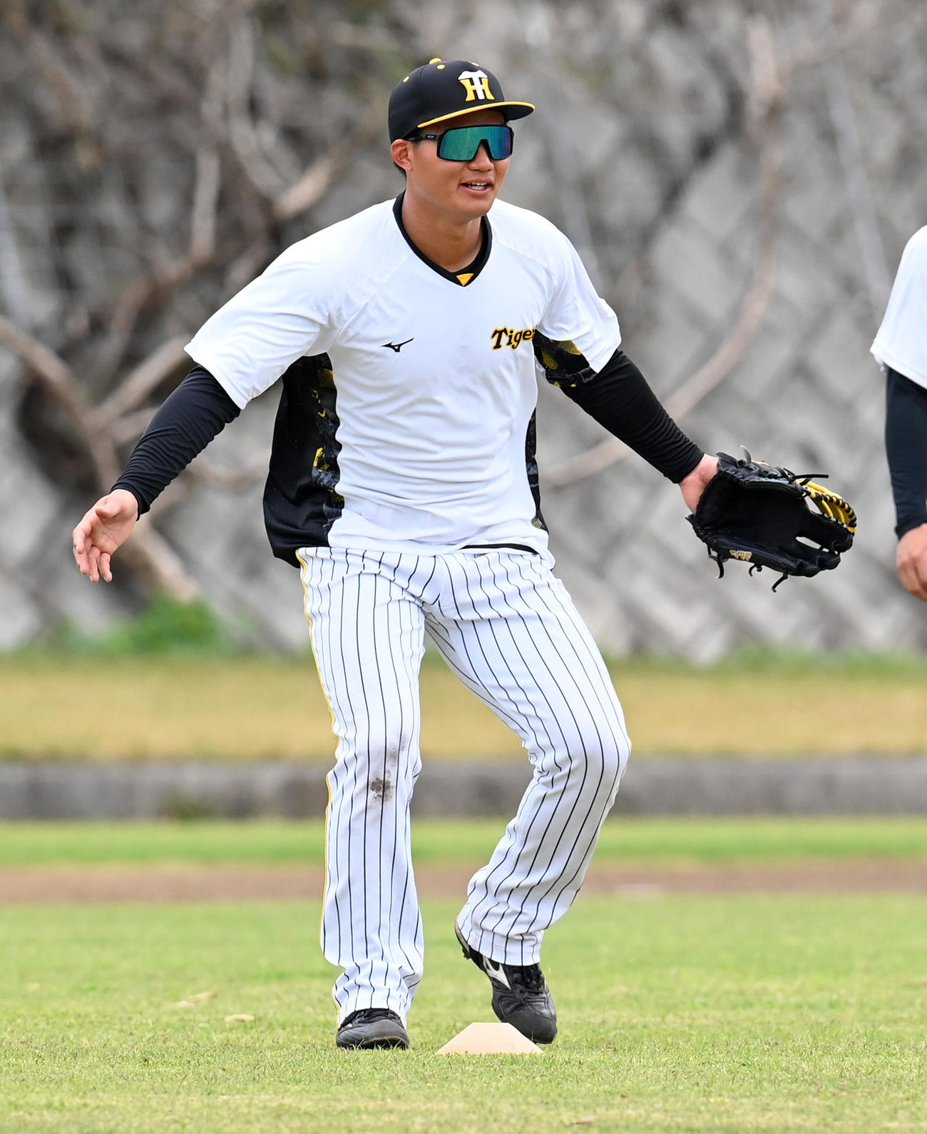 強風の中で外野守備練習を行う森下（撮影・前岡正明）