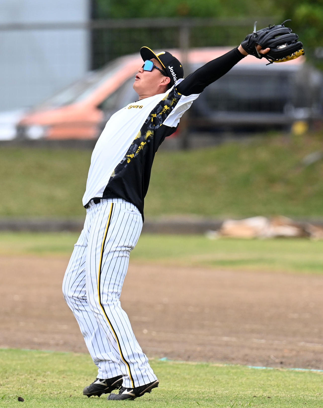 強風の中で外野守備練習を行う森下（撮影・前岡正明）