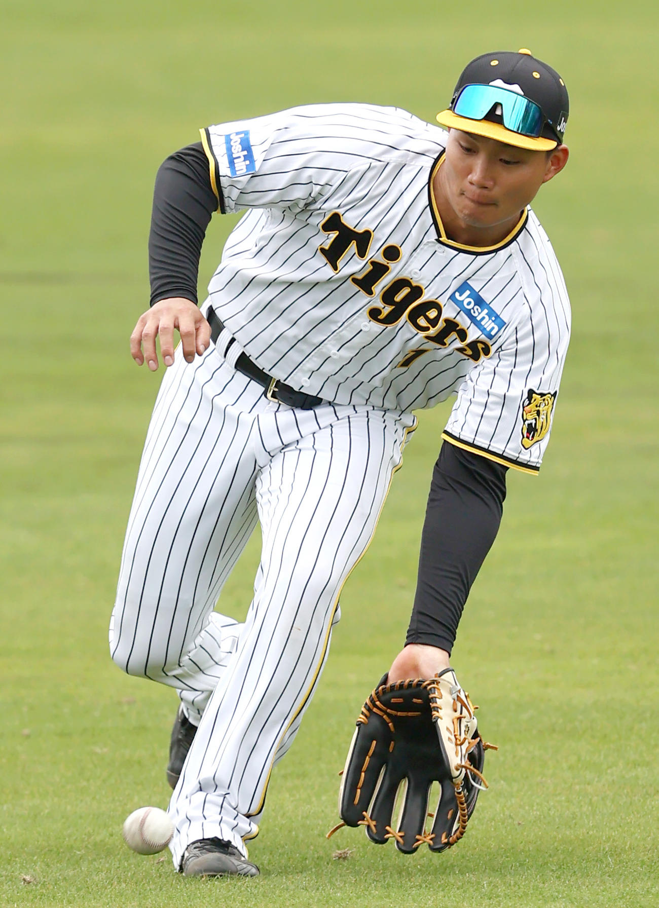 シートノックで打球を取る阪神森下（撮影・上山淳一）