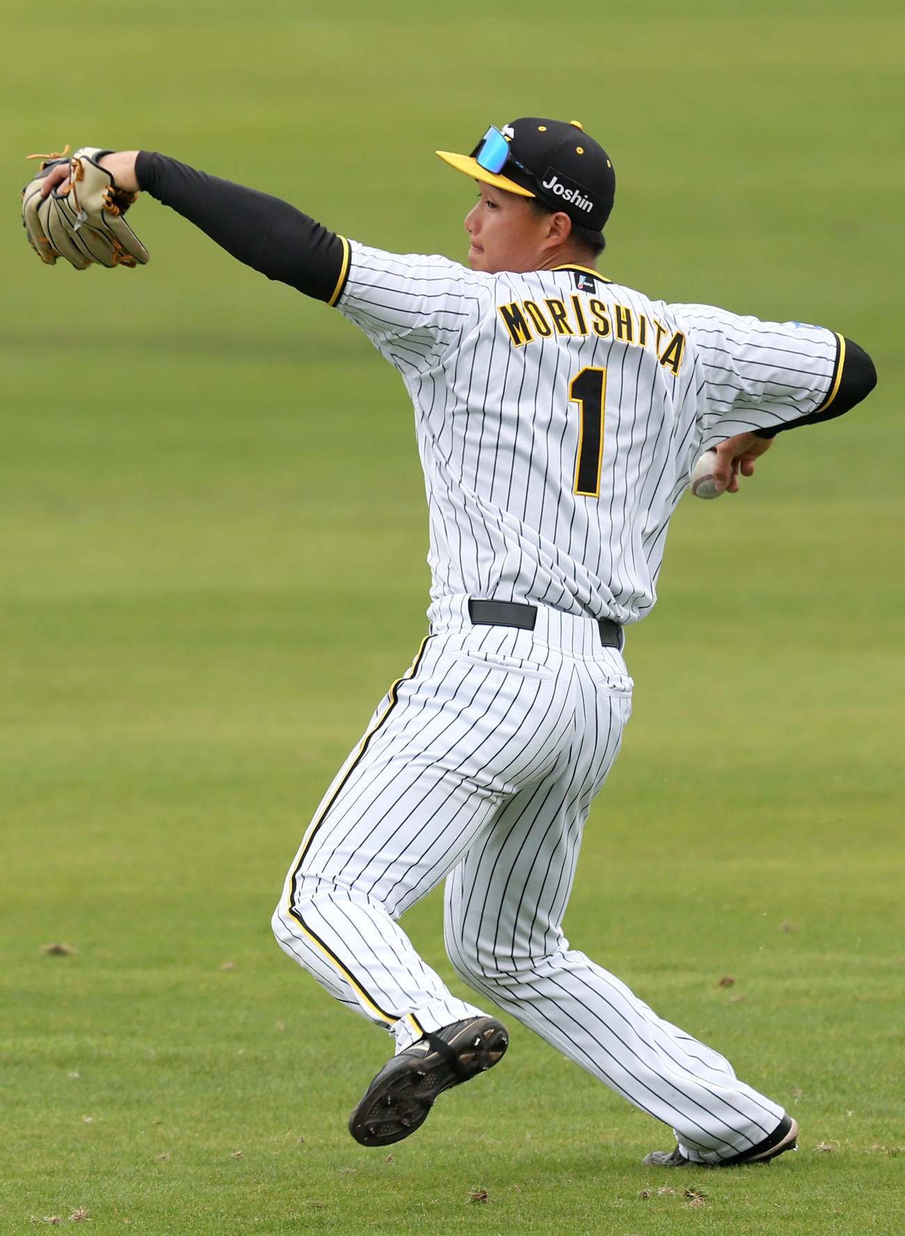 シートノックで送球する阪神森下（撮影・上山淳一）
