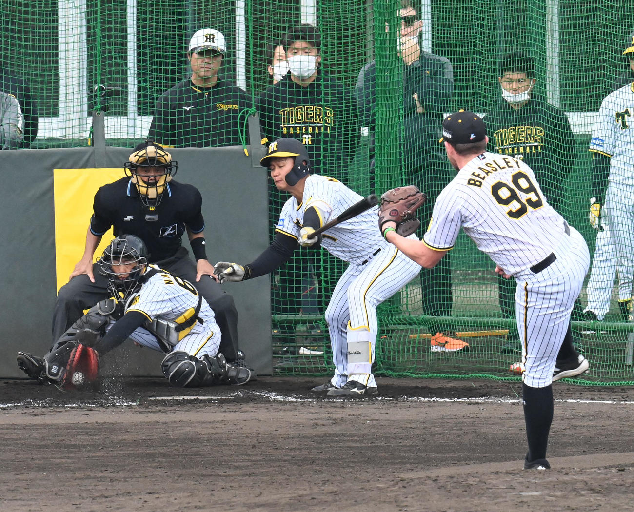 実戦形式の打撃練習でビーズリーと対戦した森下は空振りの三振に倒れる（撮影・前岡正明）