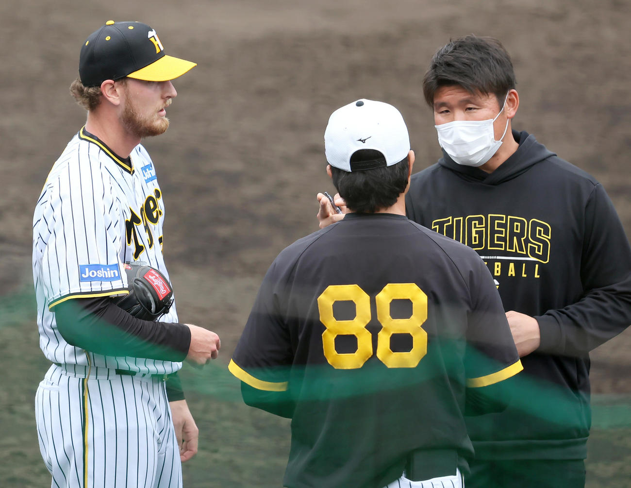 実戦形式の打撃練習を投げ終えたB・ケラー（左）は安藤投手コーチ（手前）と話す（撮影・上山淳一）
