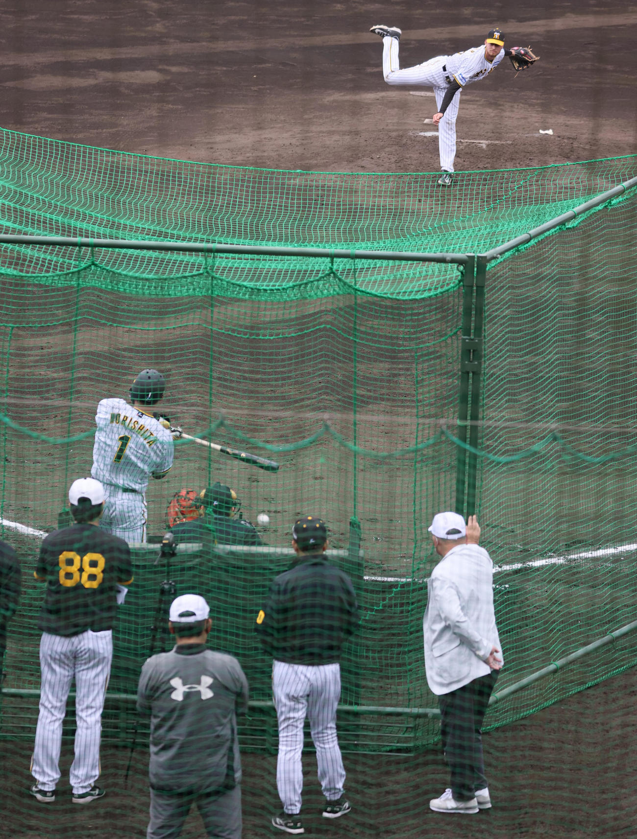 実戦形式の打撃練習で森下を相手に投げるB・ケラー（上）。手前右から2人目は岡田監督（撮影・上山淳一）