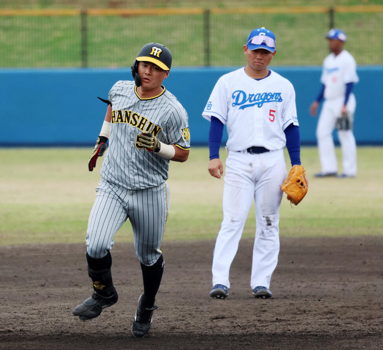 中日対阪神　6回表阪神2死一、二塁、代打前川は左越え3点本塁打を放つ（撮影・加藤哉）