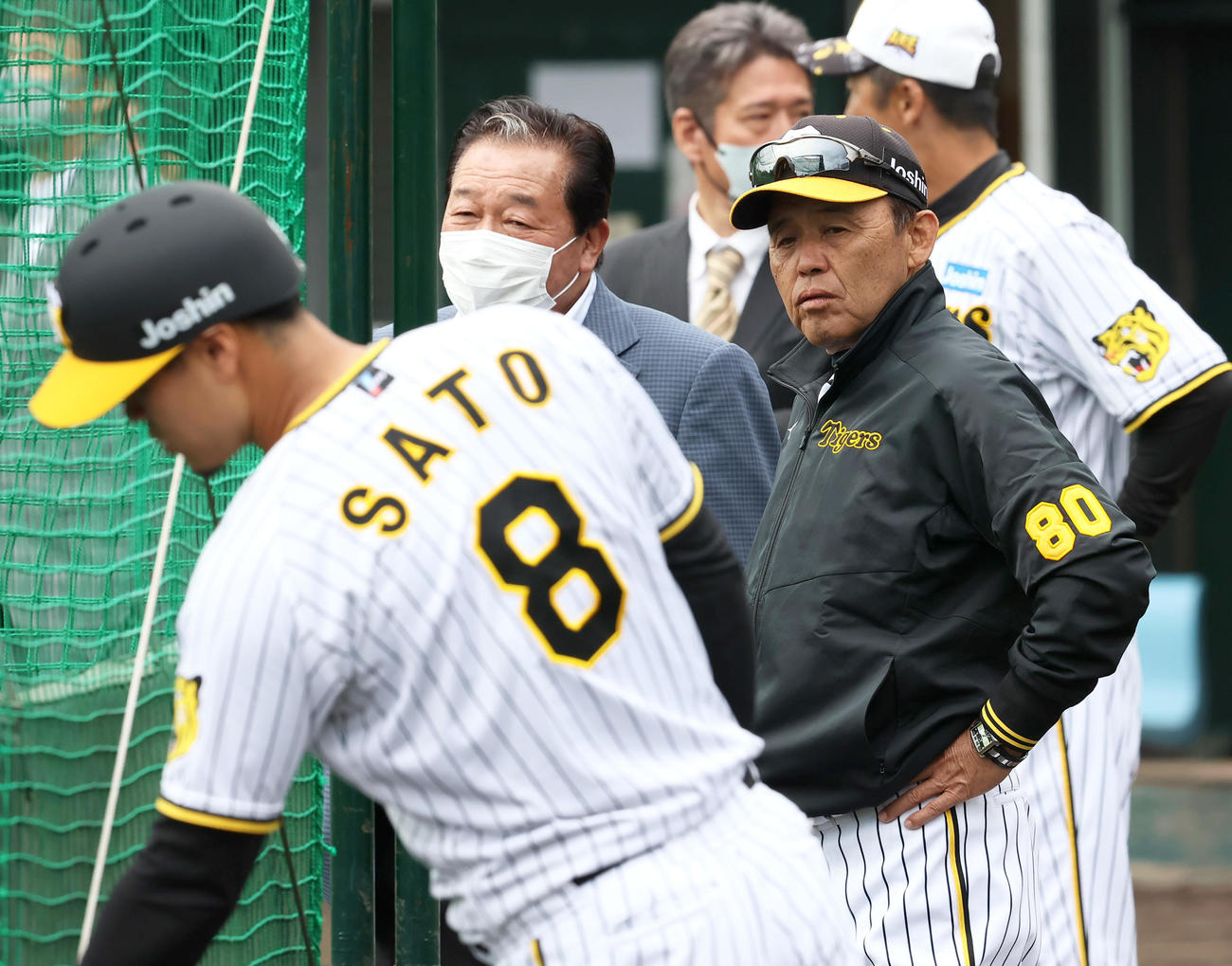 阪神佐藤輝（手前）を見る岡田監督（右）と日刊スポーツ評論家の梨田氏（撮影・上山淳一）