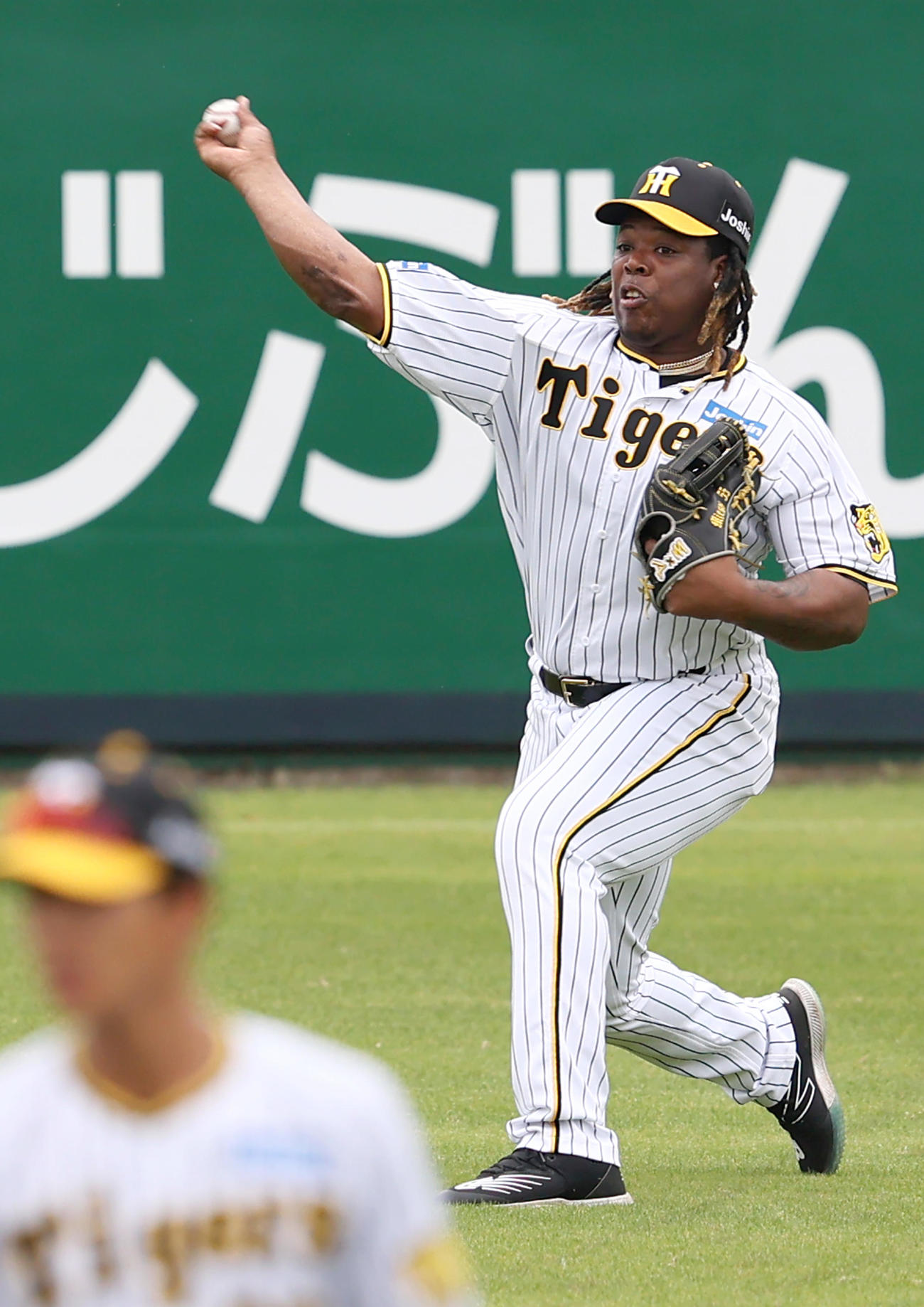 シートノックで送球する阪神ミエセス（撮影・上山淳一）