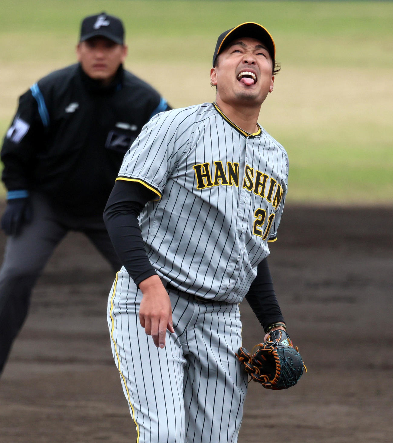 中日対阪神　1回裏中日2死一塁、秋山は郡司の打球を見ながらマウンドで舌を出す（撮影・加藤哉）