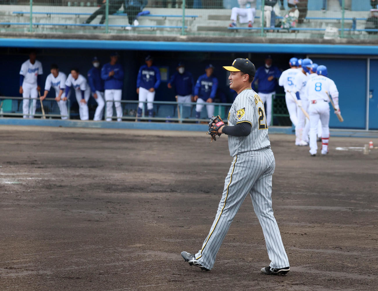 中日対阪神　2回裏中日1死一塁、秋山は後藤の遊失で失点する（撮影・加藤哉）