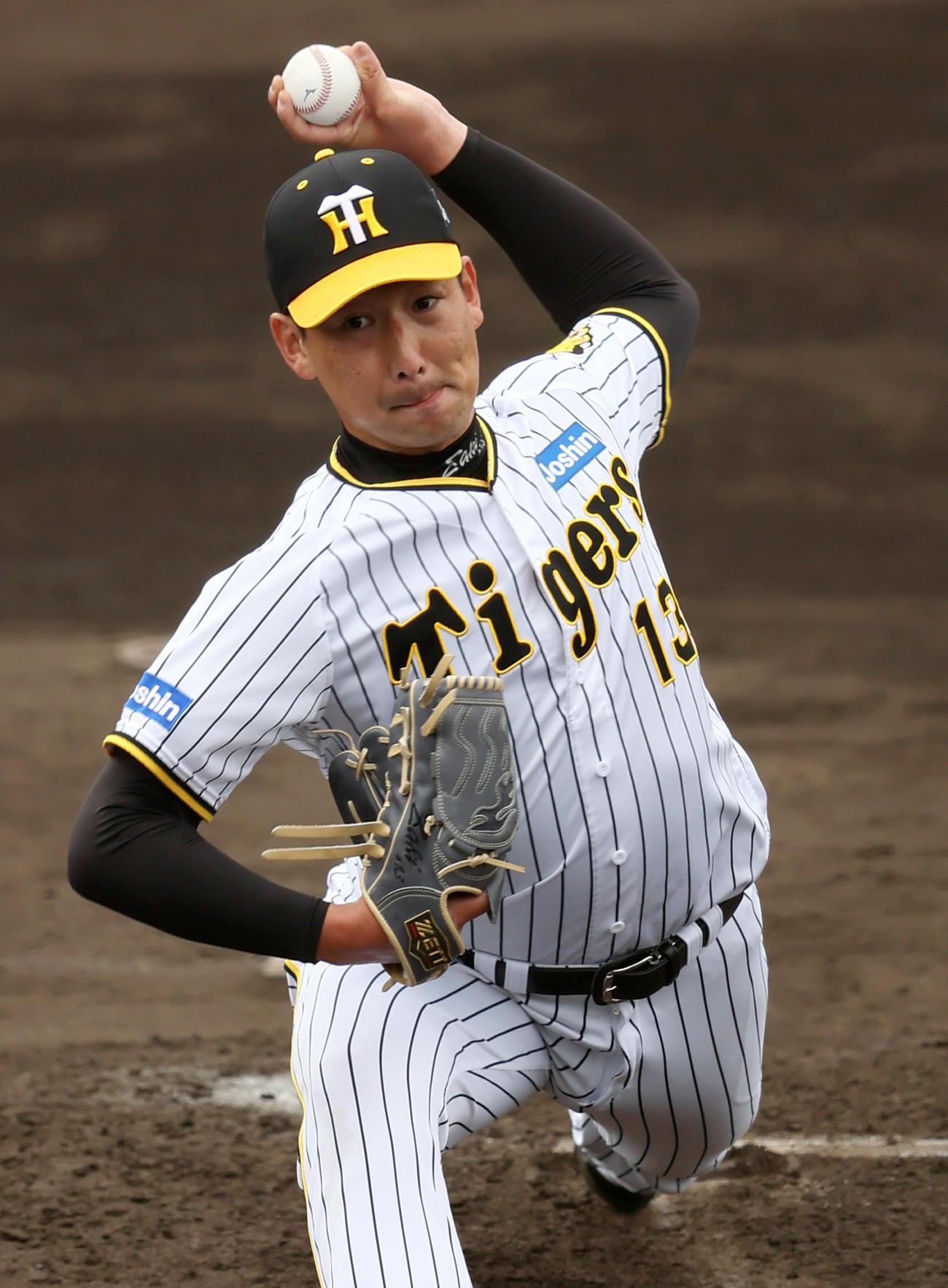 実戦形式の打撃練習で投球する岩崎（撮影・上山淳一）