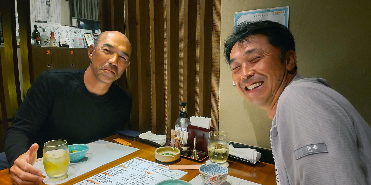 沖縄で対談する中日和田コーチ（左）と宮本氏