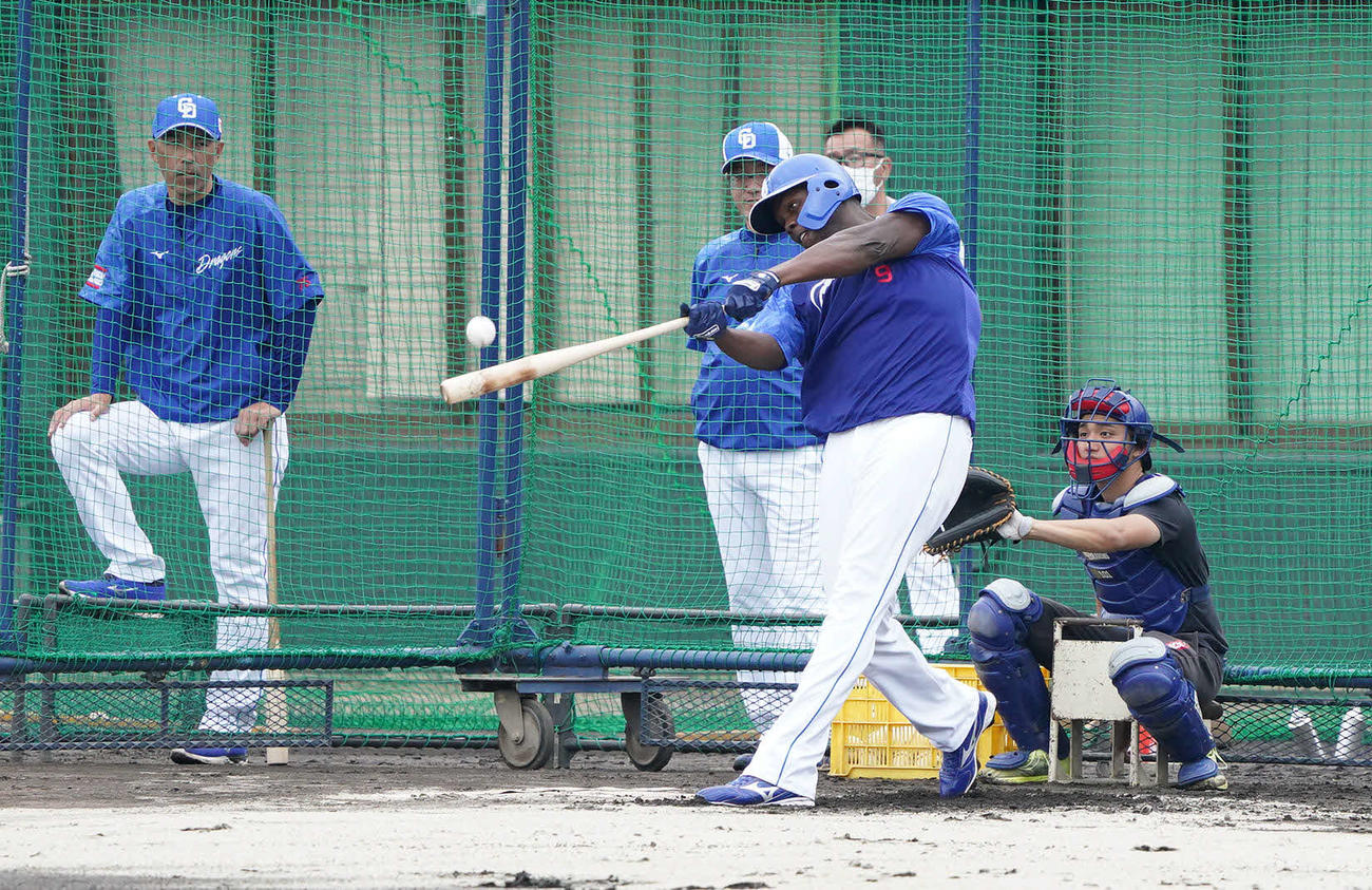 2日、アキーノのフリー打撃を見守る中日和田コーチ（後方左）