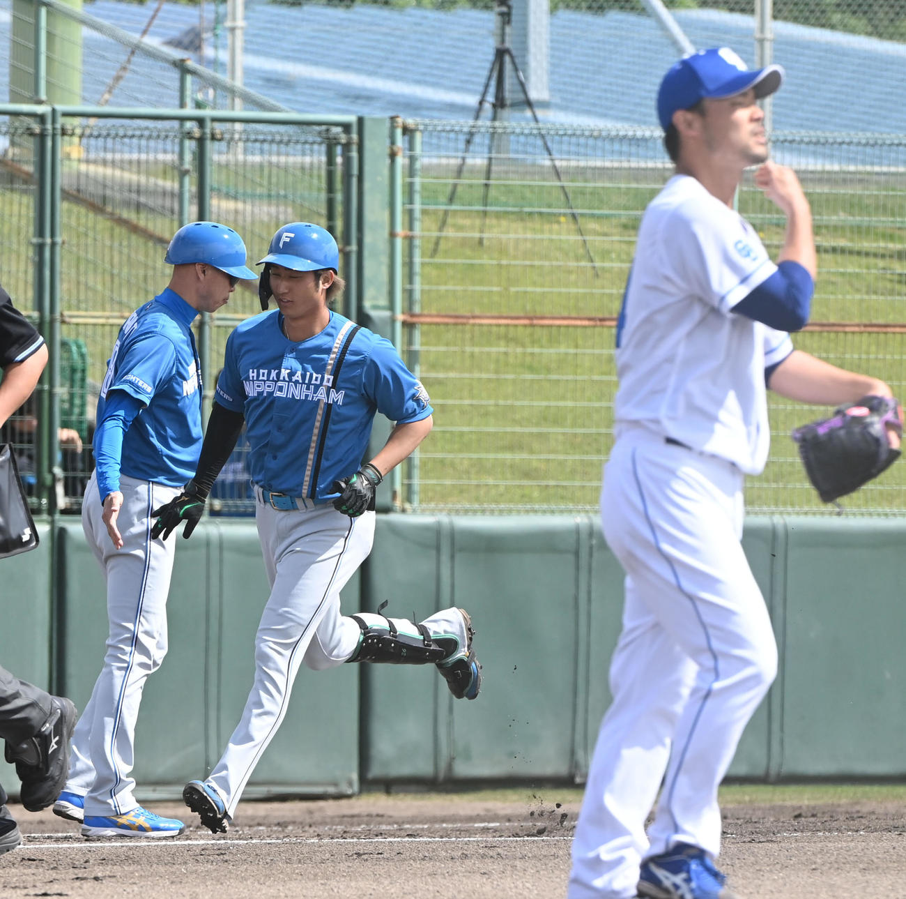 中日対日本ハム　3回表日本ハム無死、中越本塁打を放った浅間（中央）（撮影・森本幸一）