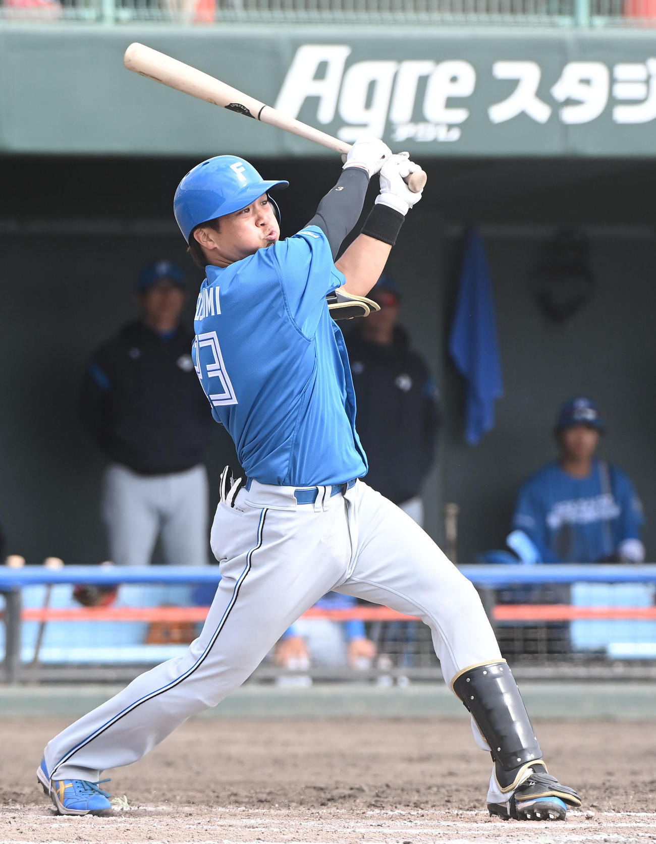 中日対日本ハム　4回表日本ハム2死三塁、右越え2点本塁打を放つ伏見（撮影・森本幸一）