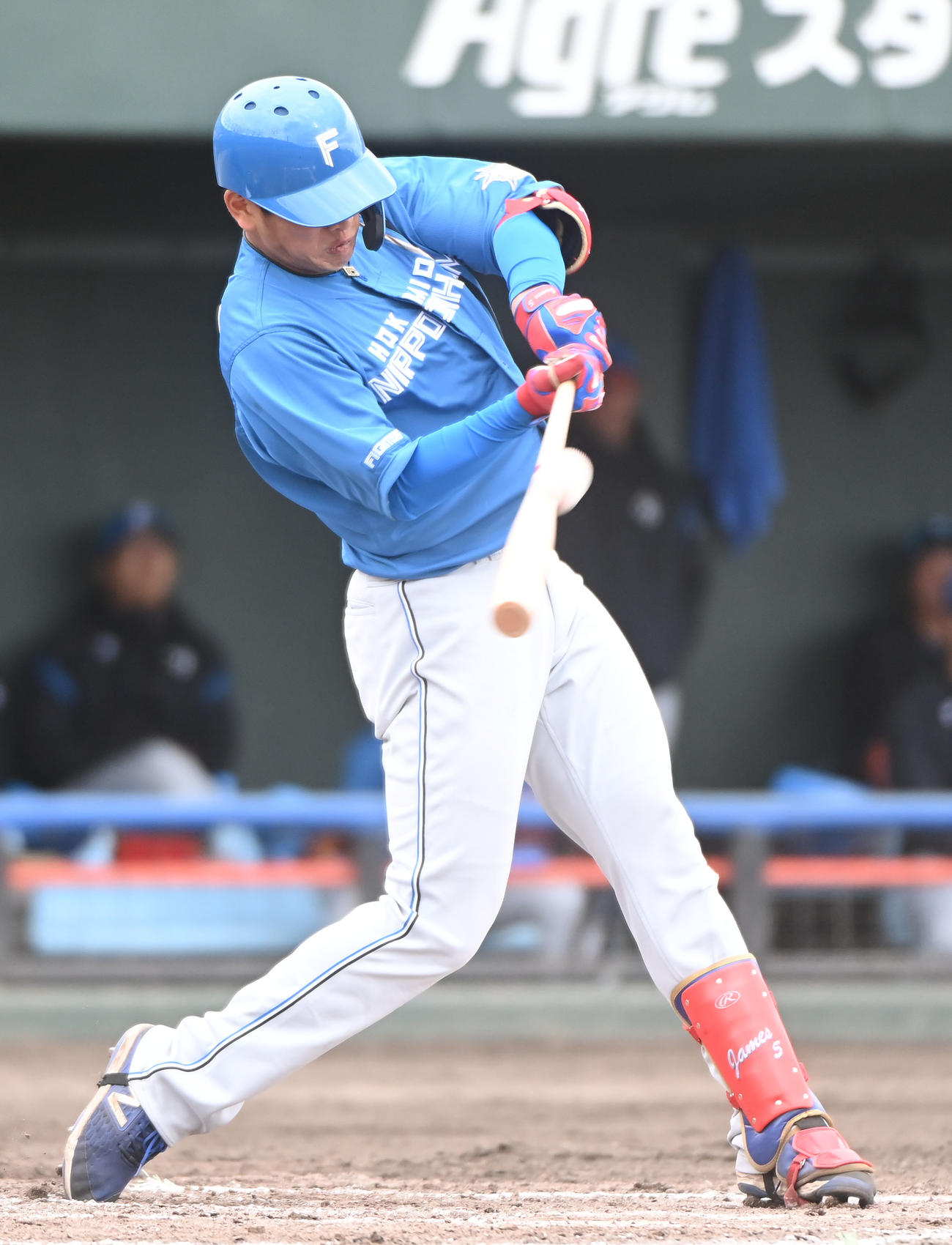 中日対日本ハム　7回表日本ハム1死一塁、右越え2点本塁打を放つ野村（撮影・森本幸一）