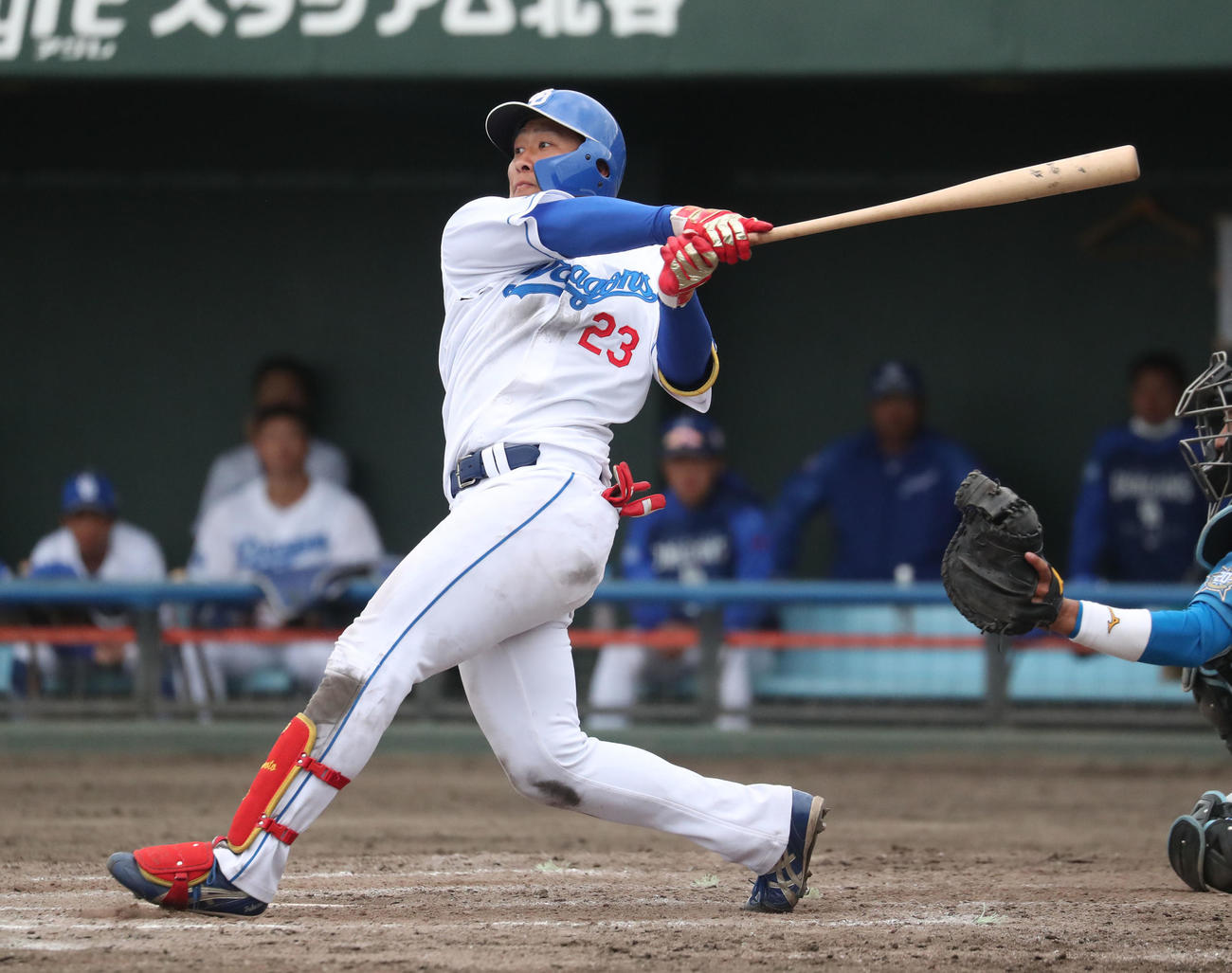 中日対日本ハム　9回裏中日2死一、二塁、福元は左前適時打を放つ（撮影・佐藤翔太）