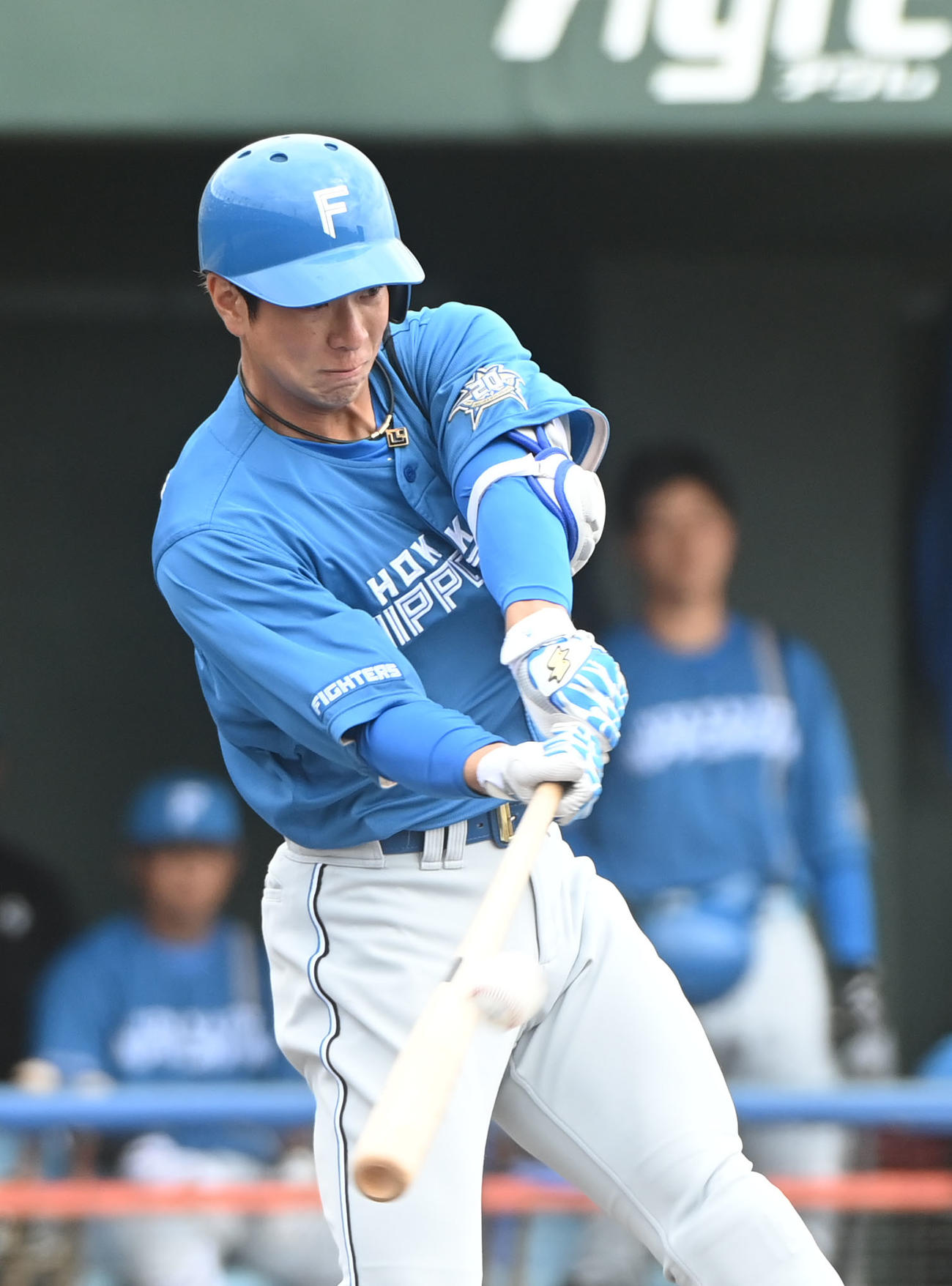 中日対日本ハム　1回表日本ハム1死二塁、右適時三塁打を放つ松本（撮影・森本幸一）
