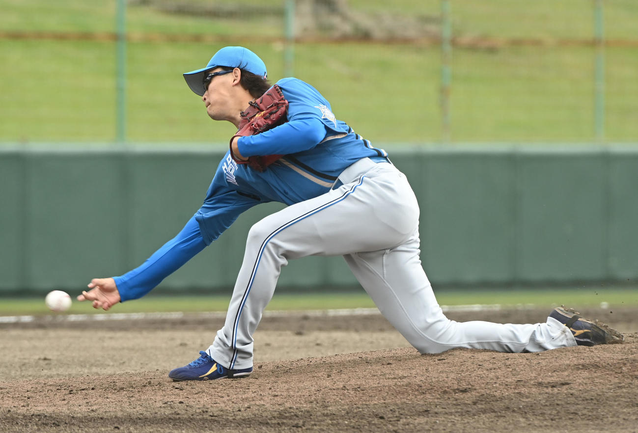 中日対日本ハム　1回裏、登板する日本ハム先発の鈴木（撮影・森本幸一）