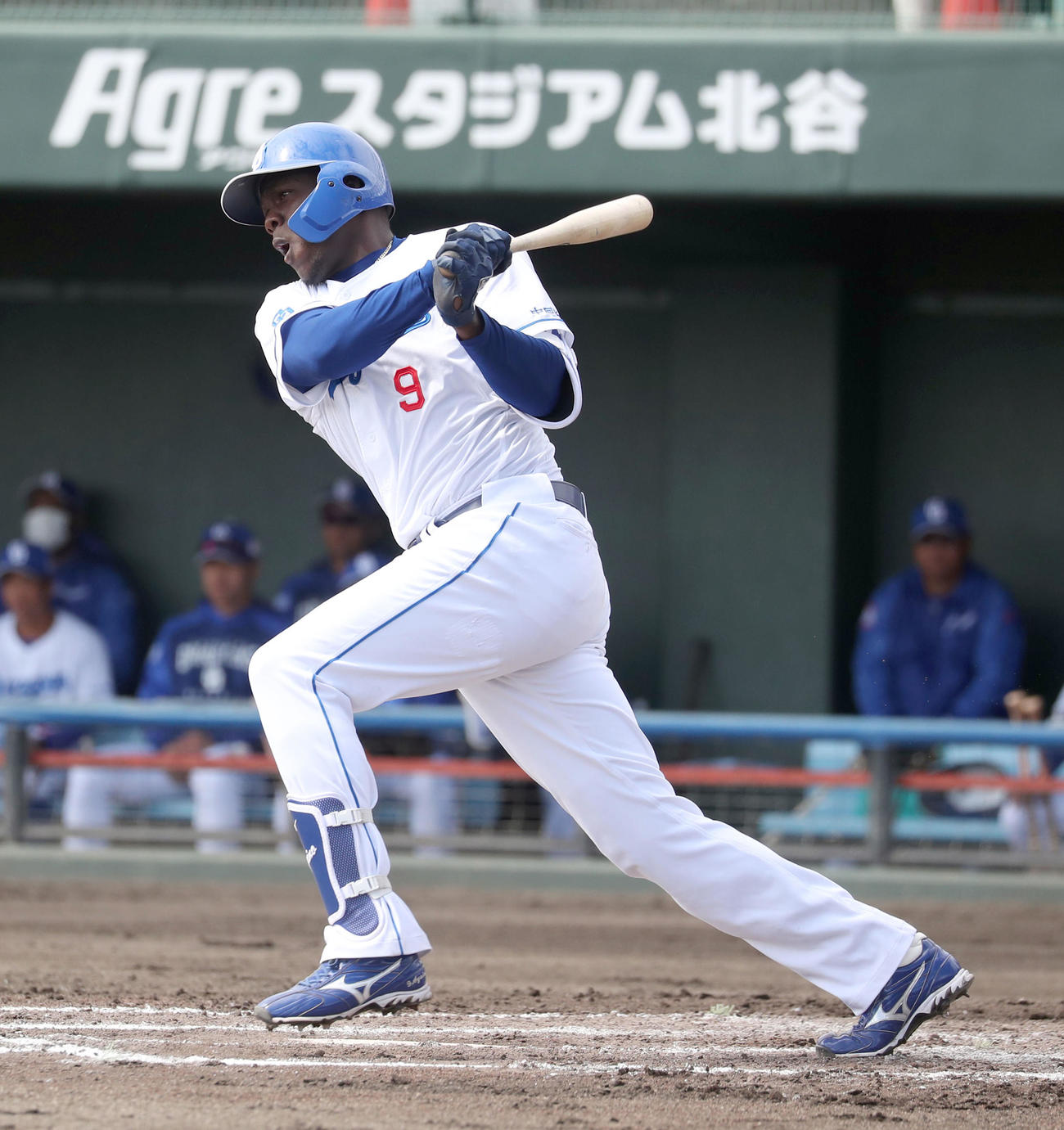 中日対日本ハム　2回裏中日無死、アキーノは左前打を放つ（撮影・佐藤翔太）