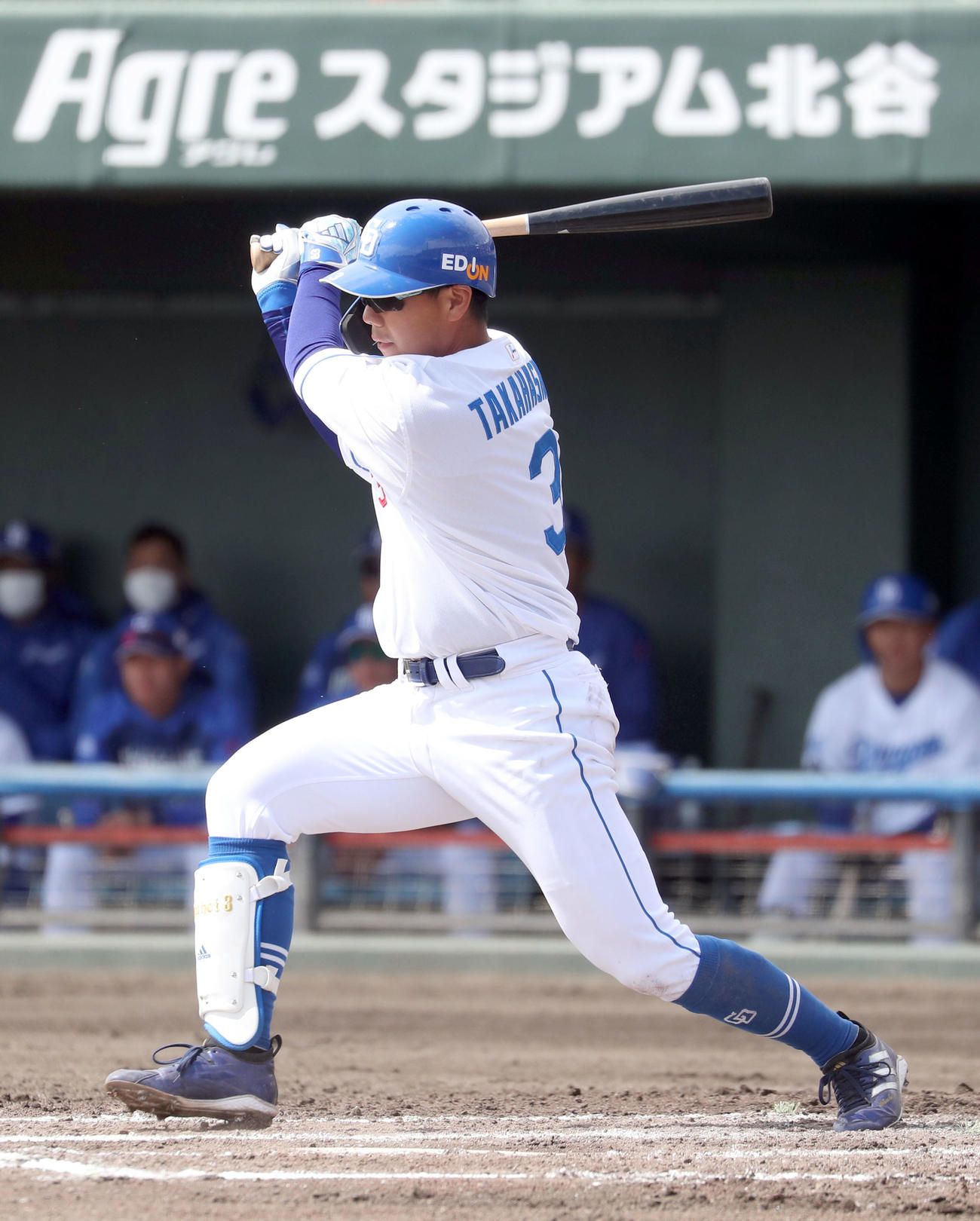 中日対日本ハム　2回裏中日無死一塁、高橋周は右前打を放つ（撮影・佐藤翔太）