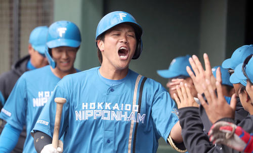 中日対日本ハム　4回表日本ハム2死三塁、伏見は右越え2点本塁打を放ちナインに出迎えられる（撮影・佐藤翔太）