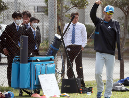 中日対日本ハム　試合前、日体大野球部の後輩たちが見つめる中、練習する日本ハム矢沢（右）（撮影・佐藤翔太）