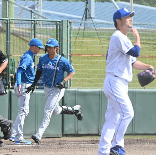 中日対日本ハム　3回表日本ハム無死、中越本塁打を放った浅間（中央）（撮影・森本幸一）