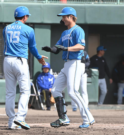 中日対日本ハム　3回表日本ハム無死、中越本塁打を放った浅間（右）（撮影・森本幸一）