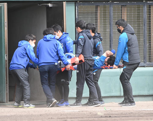 中日対日本ハム　3回裏中日無死、龍空の打球を捕球後フェンスに激突し負傷し担架で運ばれる五十幡（撮影・森本幸一）