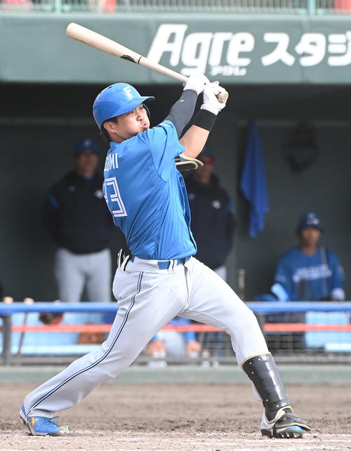 中日対日本ハム　4回表日本ハム2死三塁、右越え2点本塁打を放つ伏見（撮影・森本幸一）