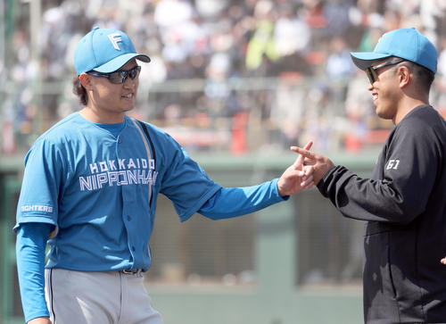 中日対日本ハム　2回裏を抑えた鈴木（左）は今川と「執念ポーズ」でタッチを交わす（撮影・佐藤翔太）