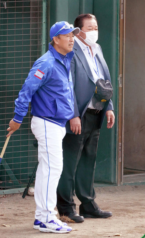 中日対日本ハム　試合前、言葉を交わす（左から）立浪監督と梨田氏（撮影・森本幸一）