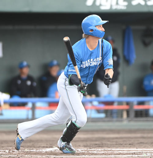 中日対日本ハム　6回表日本ハム2死一、三塁、右中間へ2点適時三塁打を放つ浅間（撮影・森本幸一）