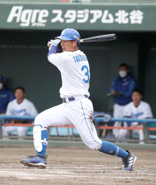 中日対日本ハム　7回裏中日1死二、三塁、高橋周は左前適時打を放つ（撮影・佐藤翔太）