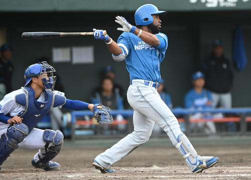 中日対日本ハム　8回表日本ハム2死一塁、中越え適時二塁打を放つアルカンタラ（撮影・森本幸一）