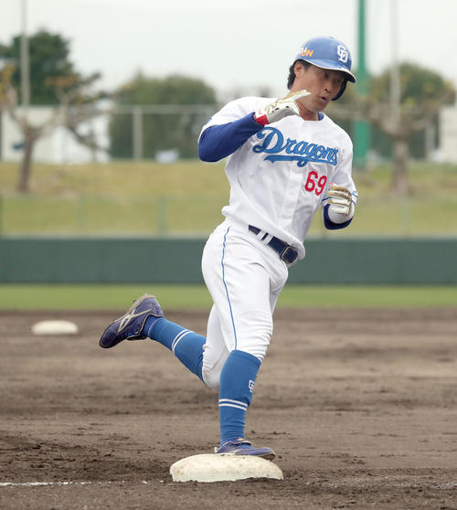 中日対日本ハム　9回裏中日1死、加藤は右越え本塁打を放ちポーズをとる（撮影・佐藤翔太）