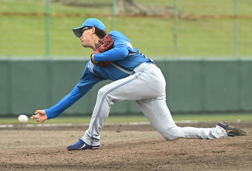 中日対日本ハム　1回裏、登板する日本ハム先発の鈴木（撮影・森本幸一）