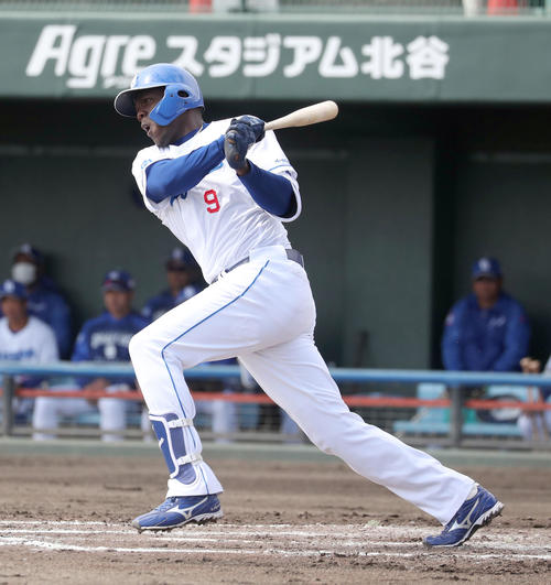 中日対日本ハム　2回裏中日無死、アキーノは左前打を放つ（撮影・佐藤翔太）