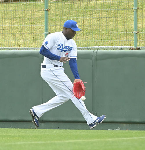 中日対日本ハム　1回表日本ハム1死二塁、松本の打球処理をもたつくアキーノ（撮影・森本幸一）