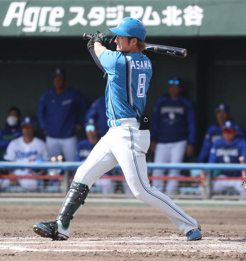 中日対日本ハム　3回表日本ハム無死、浅間は中越え本塁打を放つ（撮影・佐藤翔太）