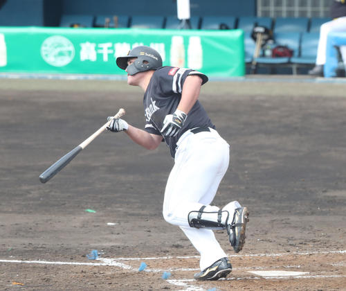紅白戦　2回表紅1死、リチャードは中越えに勝ち越し本塁打を放つ（撮影・梅根麻紀）