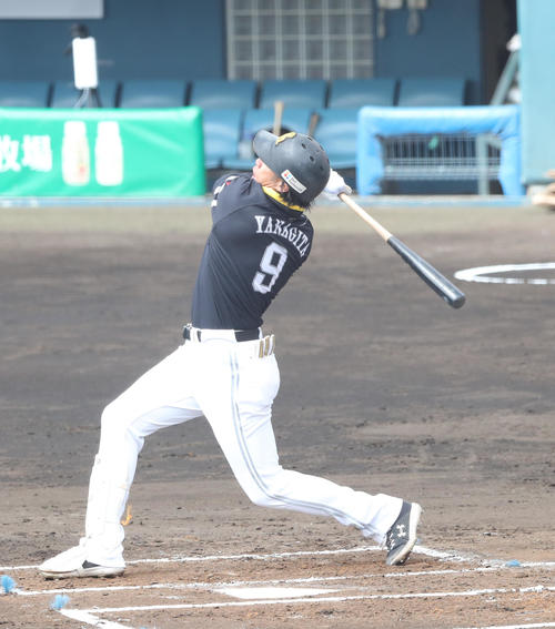 紅白戦　1回表紅1死一、三塁、柳田悠岐は右中間に3点本塁打を放つ（撮影・梅根麻紀）
