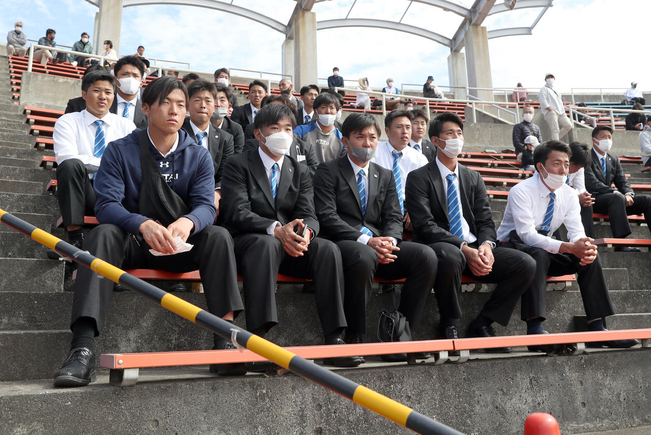 中日対日本ハム　試合を見学する日本ハム矢沢の後輩の日体大野球部の選手たち（撮影・佐藤翔太）