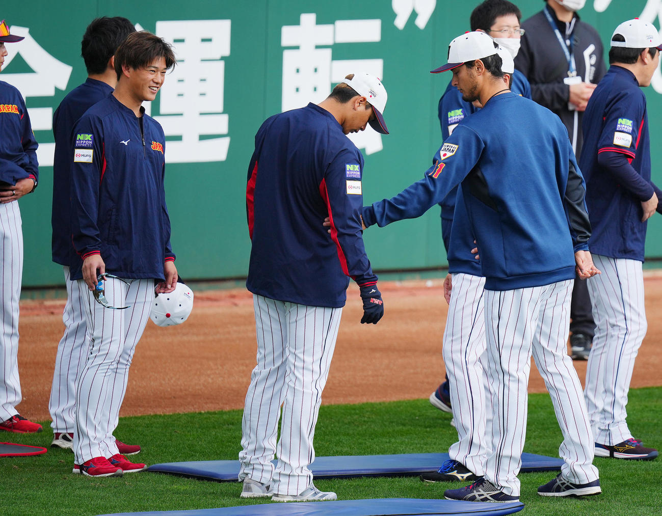 19日、ウオーミングアップ中にダルビッシュ（右）にお腹を触られる宇田川