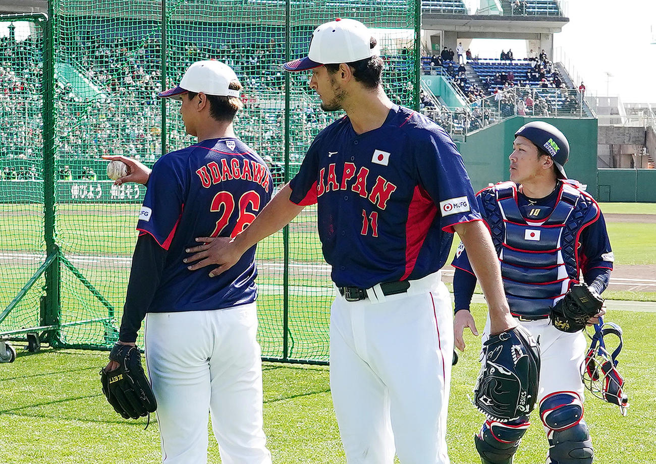 ライブBPを前に投球練習をする宇田川（左）は、ダルビッシュ（中央）から声をかけられる。右は捕手甲斐（撮影・菅敏）
