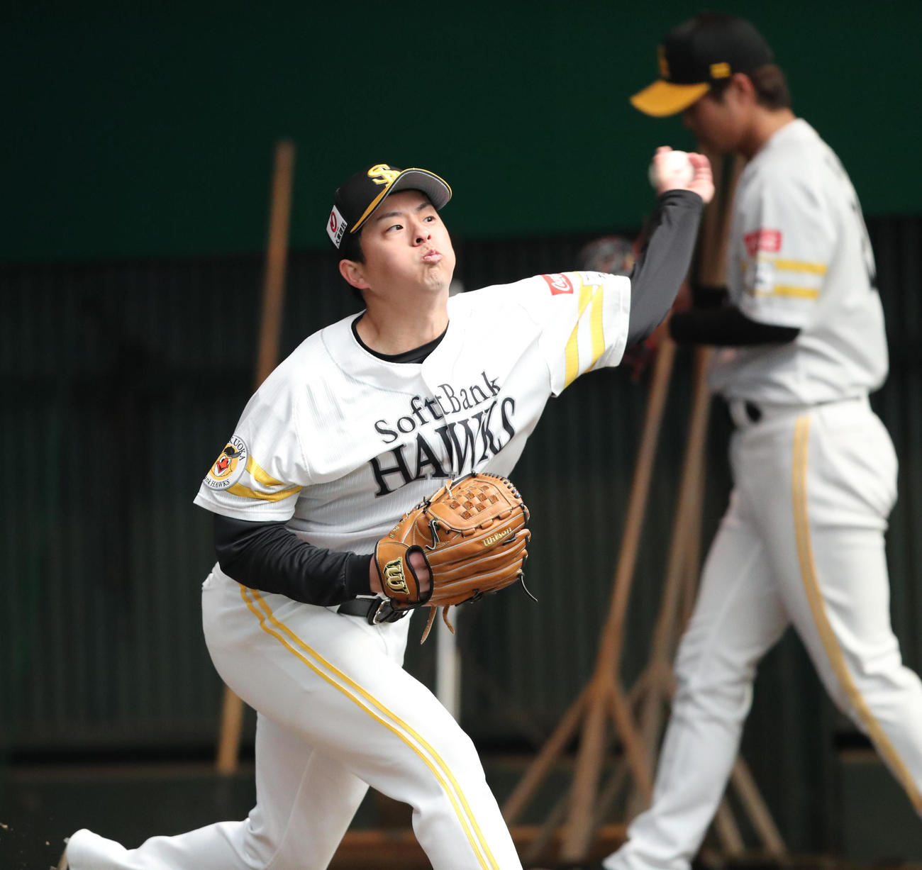 ブルペンで投げ込む大関友久（撮影・梅根麻紀）