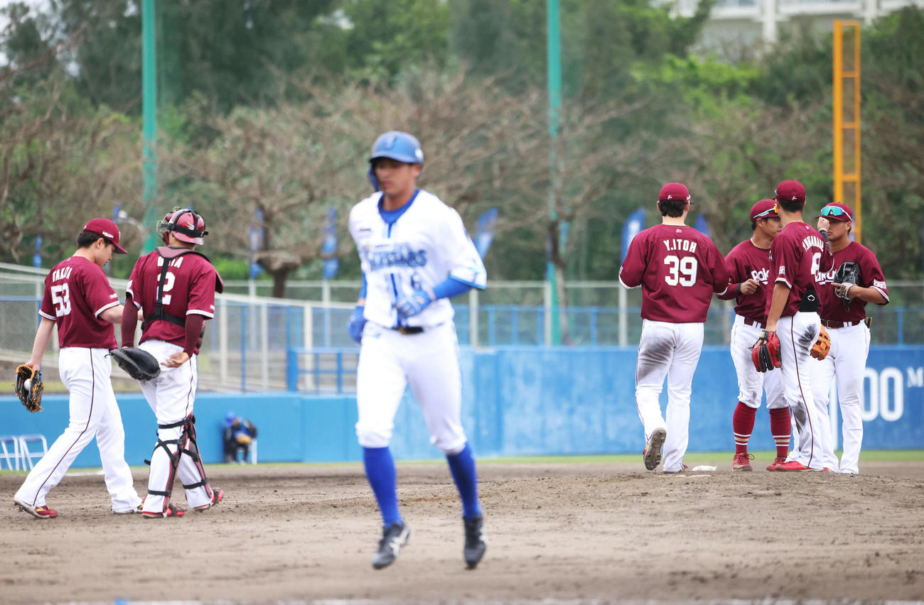 DeNA対楽天　DeNAに勝利し、マウンドに集まる楽天ナイン（撮影・河田真司）
