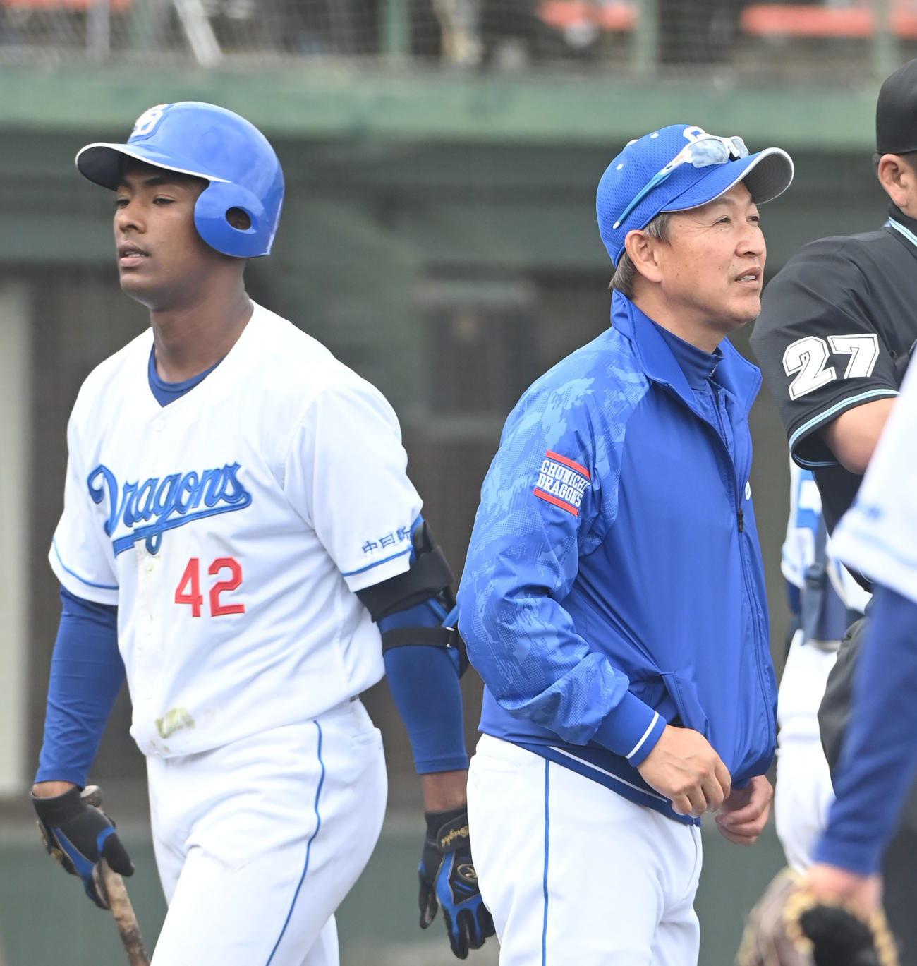 中日対日本ハム　7回終了、見逃し三振に倒れてベンチに戻るブライト（左）の横で選手交代を告げる立浪監督（撮影・森本幸一）
