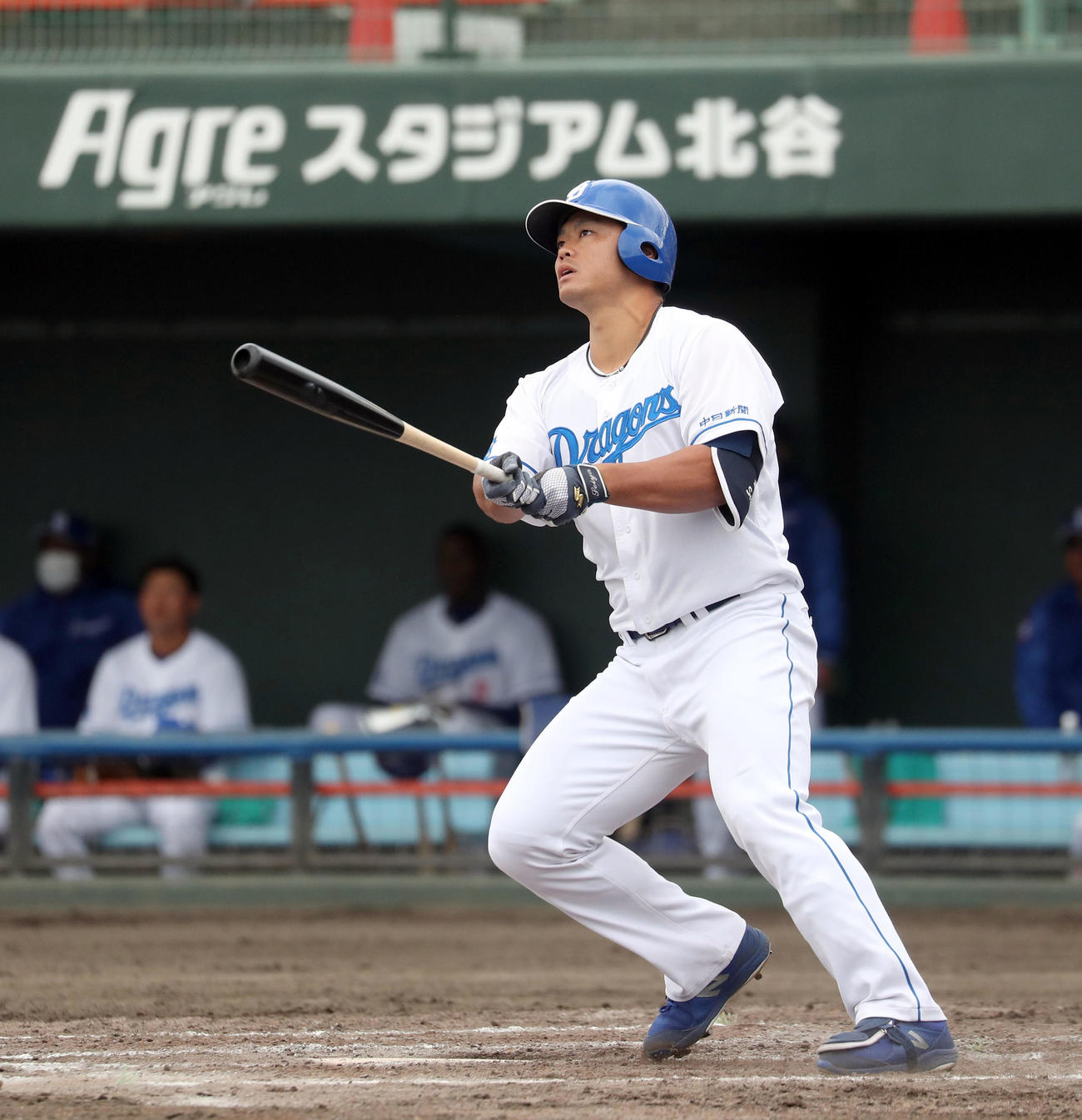 中日対日本ハム　7回裏中日1死一、三塁、細川は左越え3点本塁打を放つ（撮影・佐藤翔太）