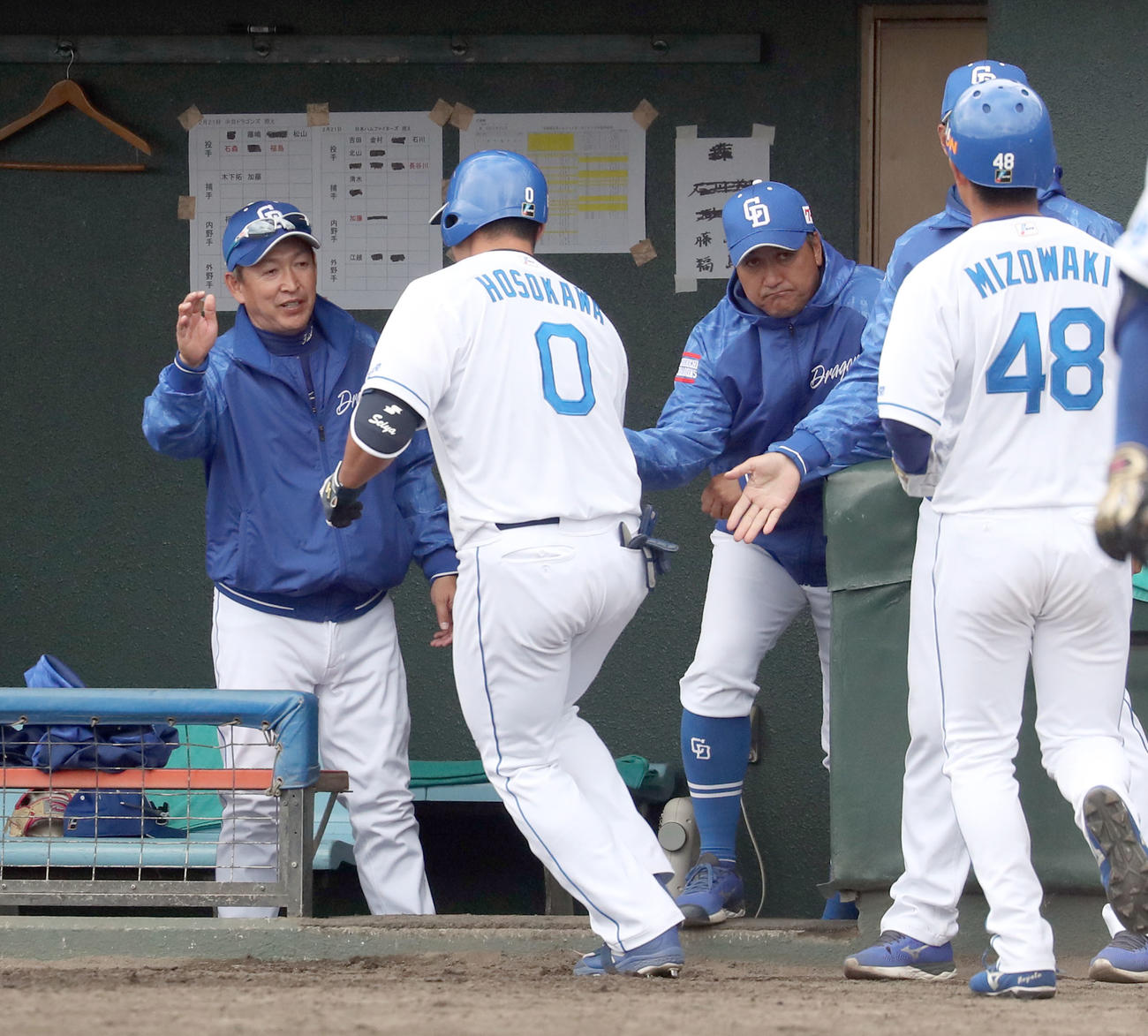 中日対日本ハム　7回裏中日1死一、三塁、立浪監督（左）は左越え3点本塁打を放った細川を出迎える（撮影・佐藤翔太）