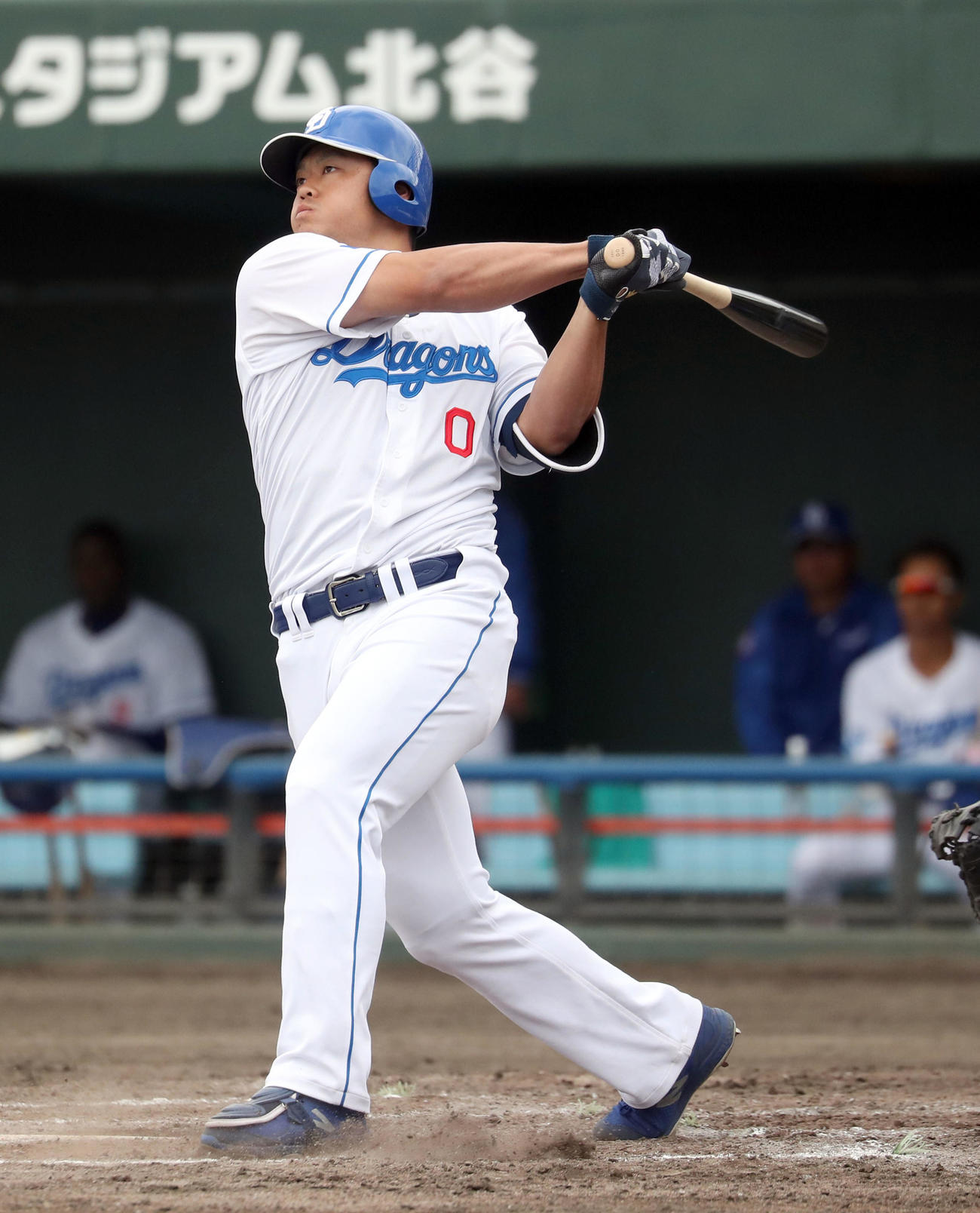 中日対日本ハム　7回裏中日1死一、三塁、細川は左越え3点本塁打を放つ（撮影・佐藤翔太）